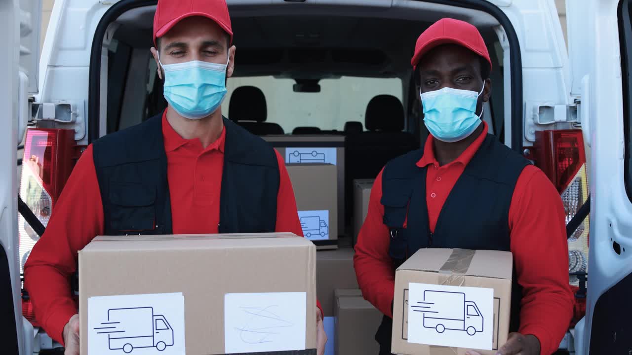 多种族快递员拿着包裹，戴着口罩，以防冠状病毒爆发视频素材