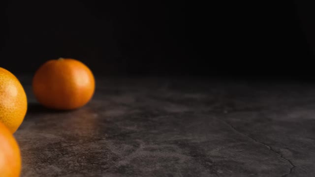 木桌上放着橘子视频素材