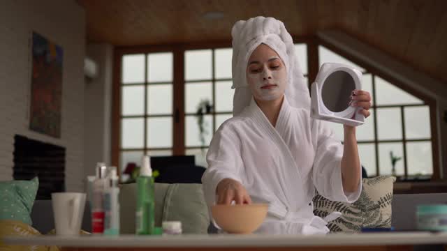 用面霜洗脸的女人视频素材