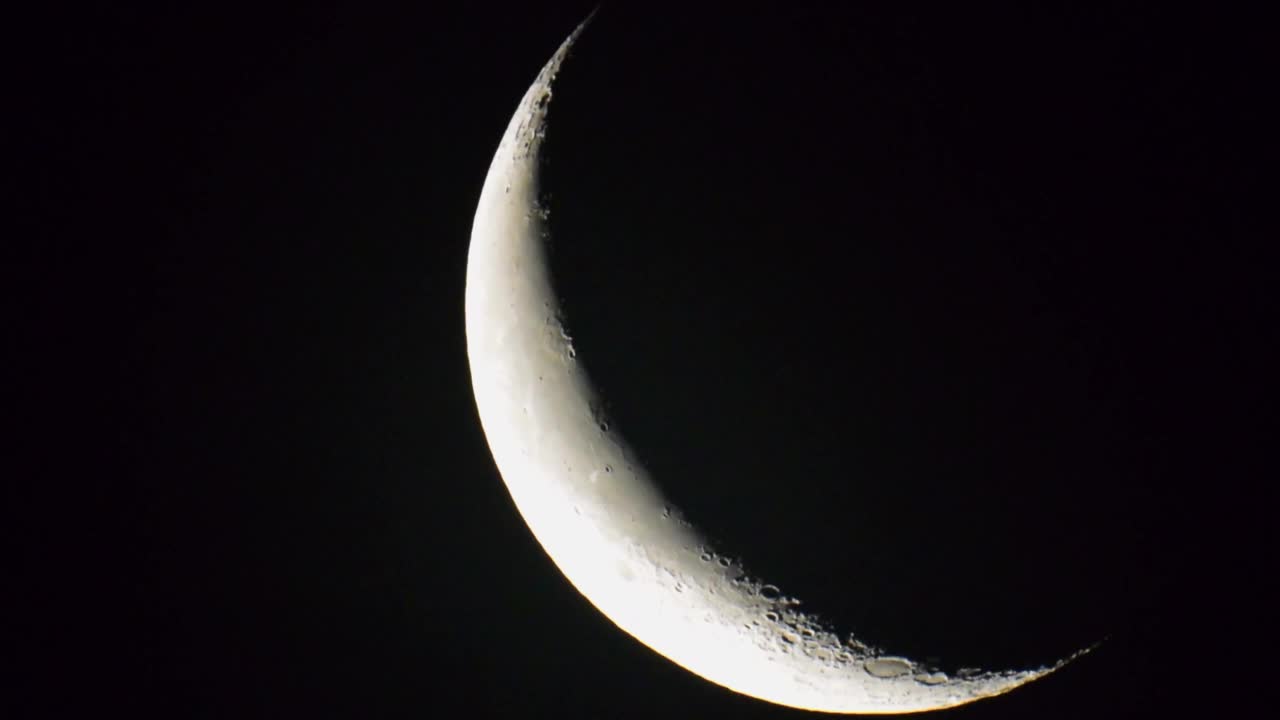 静止视图近地卫星月亮在天空中移动通过框架在万宁月相。从望远镜看宇宙视频素材