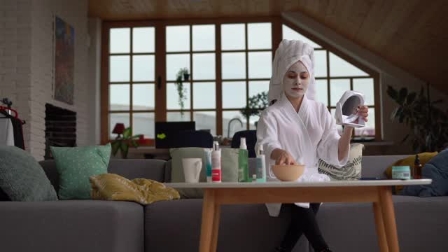 在家用面霜洗脸的妇女视频素材
