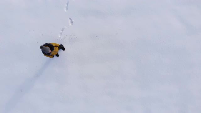 鸟瞰站在雪地里的女人视频素材