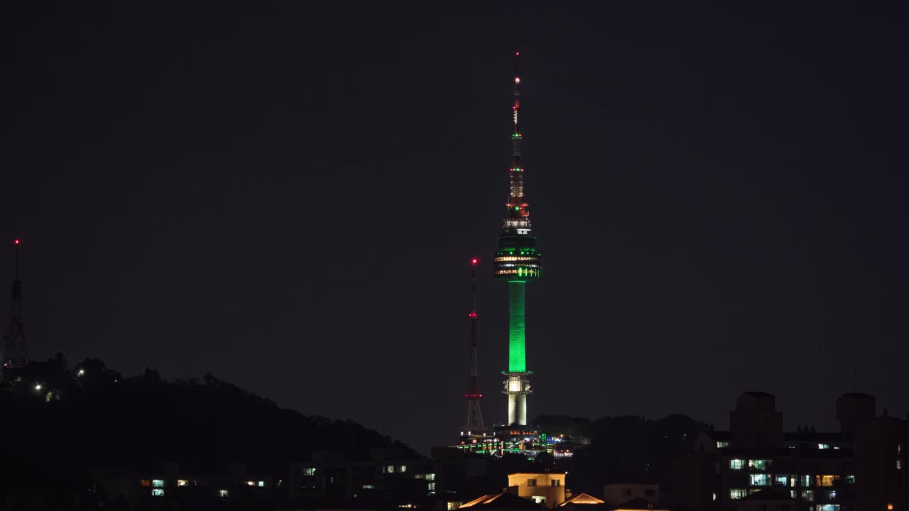 韩国首尔，夜晚新月在北汉城塔上落下视频下载