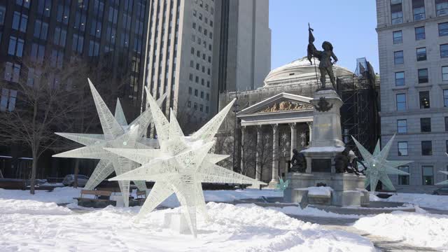 在一个阳光明媚的冬日下午，蒙特利尔武装广场的城市景象视频下载