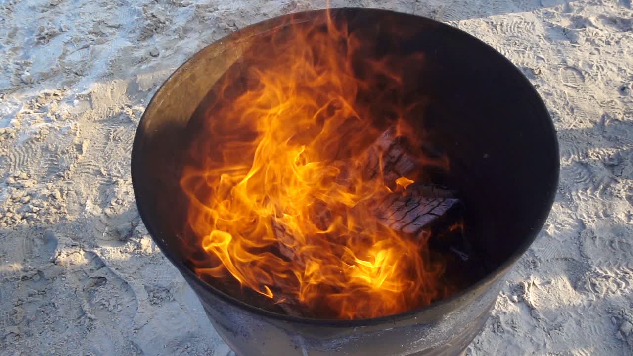 火在铁桶里以慢动作燃烧视频素材