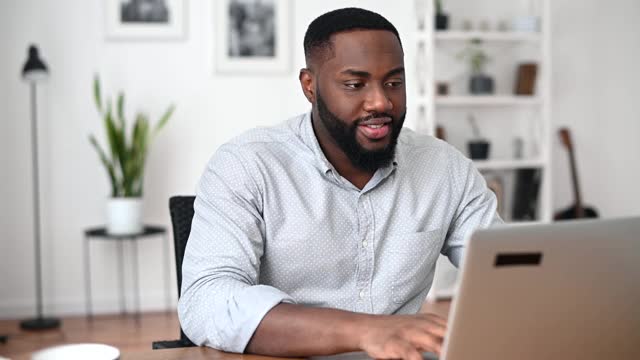 一个非洲人正在用笔记本电脑工作视频素材