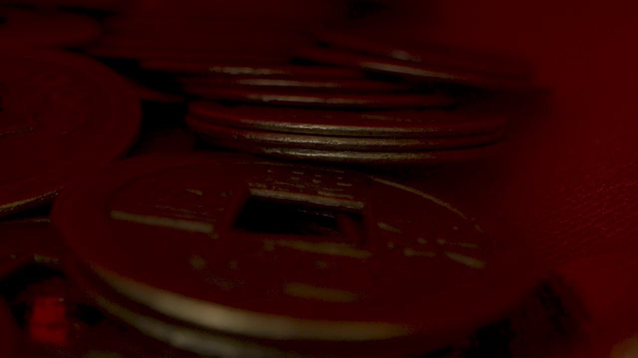 农历新年红包和硬币的微距滑动镜头视频下载