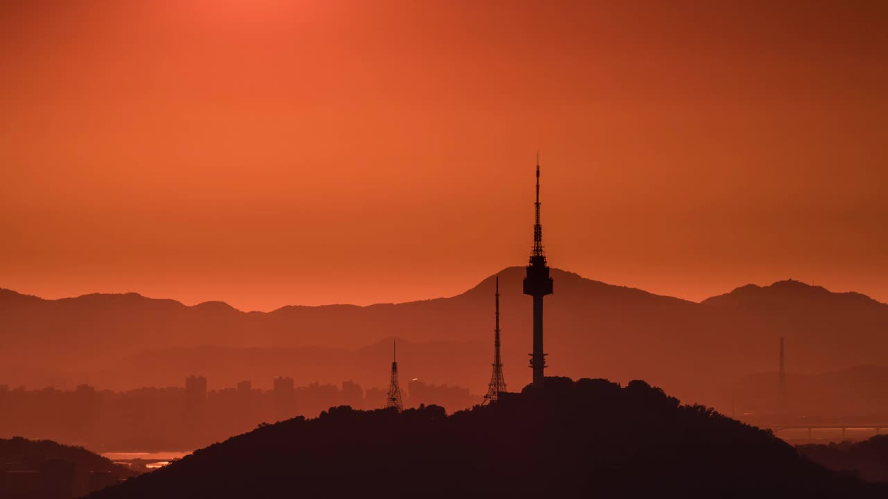 韩国首尔，北首尔塔的日落风景视频下载