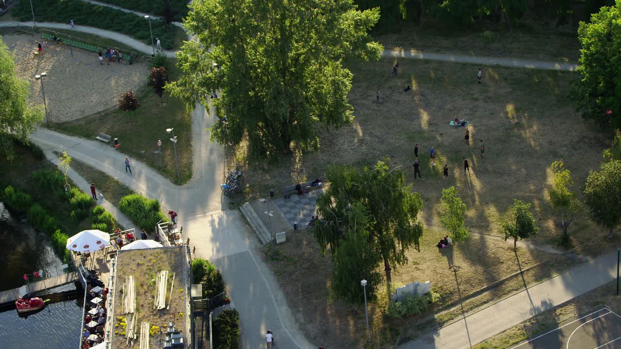 维斯瓦大道和儿童游乐场。无人机拍摄的华沙城市海滩视频素材