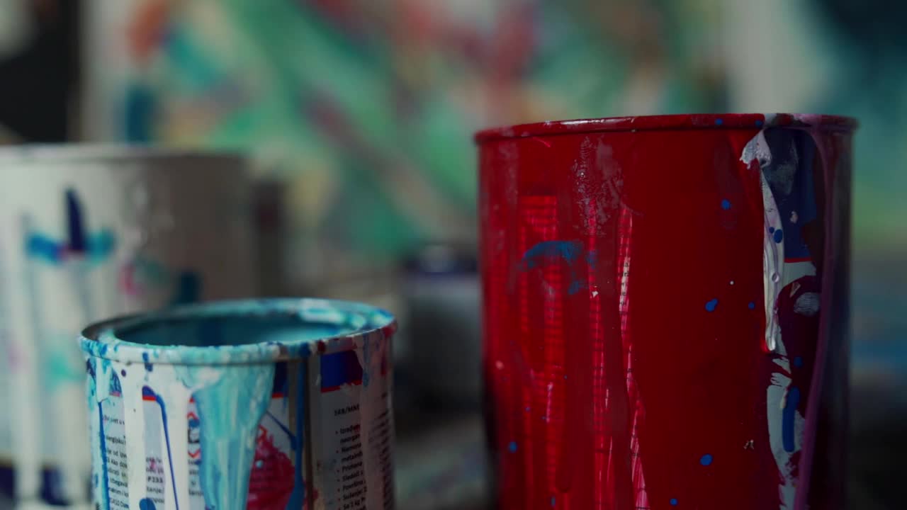 艺术工作室地板上凌乱的艺术颜料罐视频下载
