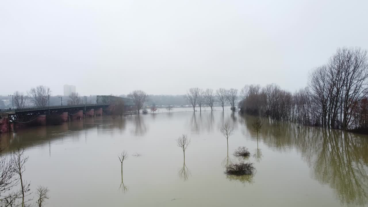 德国莱茵河和美因河的河岸被洪水淹没视频素材
