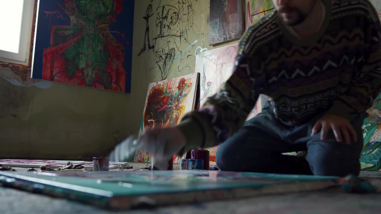 抽象油画在帆布上的绘画过程视频素材