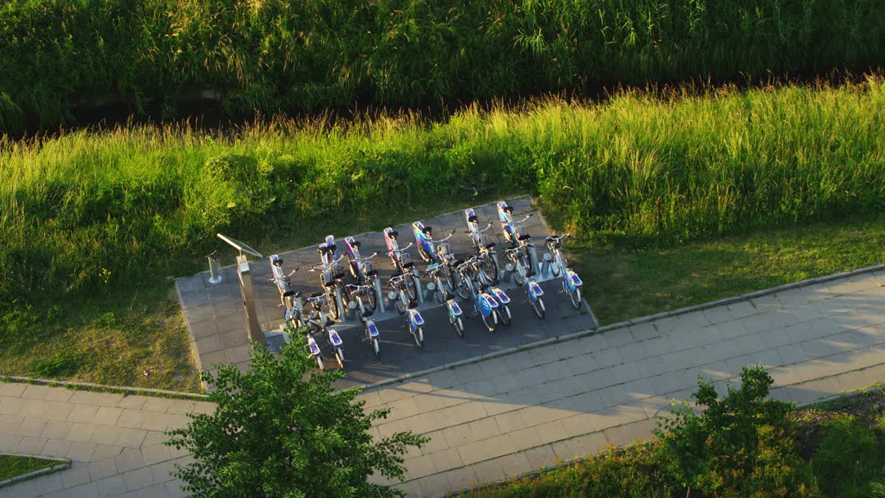 维斯瓦大道和城市自行车站。无人机拍摄的华沙城市海滩视频素材