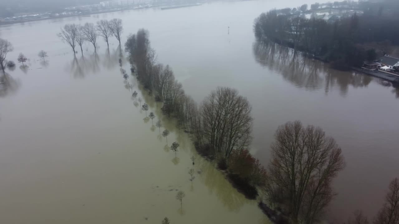 德国莱茵河和美因河的河岸被洪水淹没视频素材