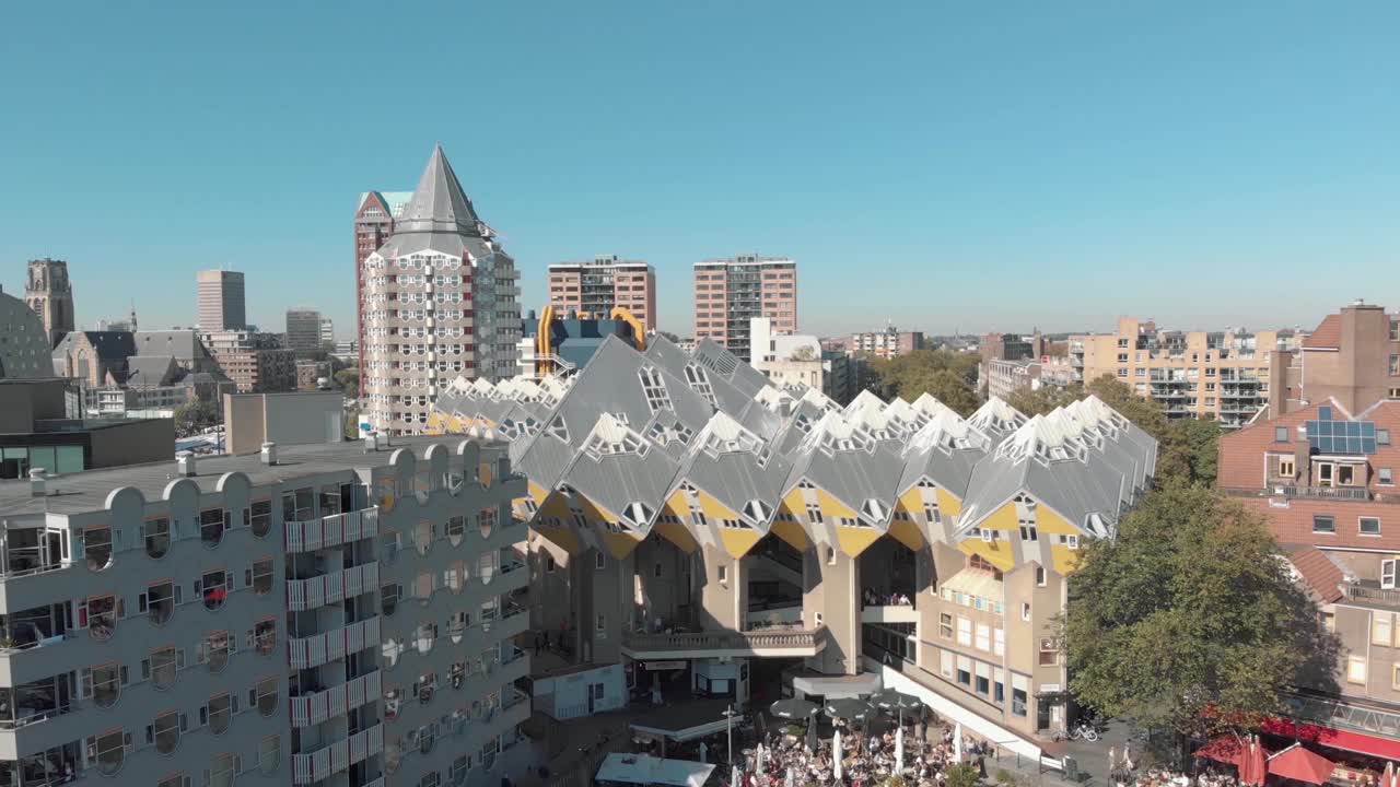 荷兰鹿特丹市一座现代设计建筑的无人机镜头。视频下载