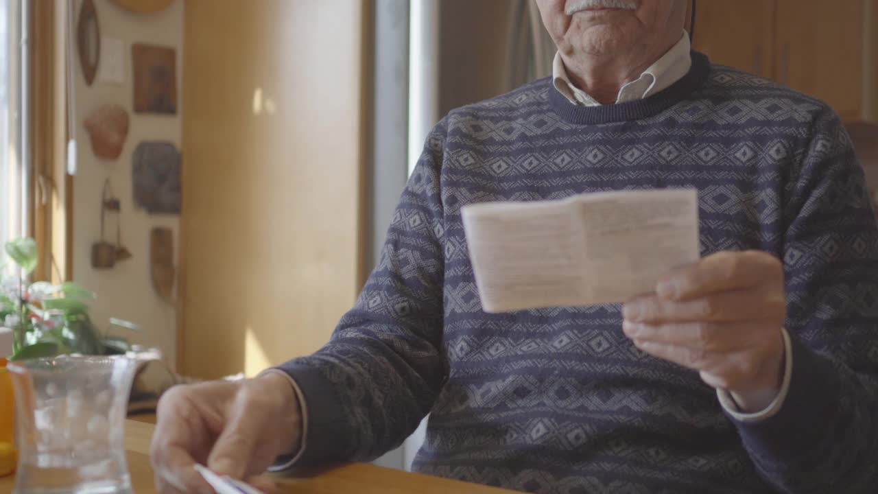 老人正在阅读他的药管说明书视频下载