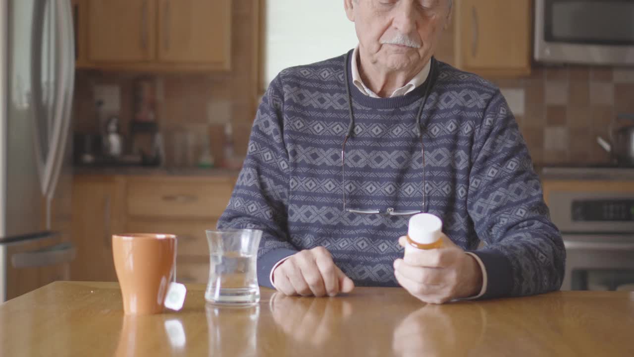 老年人服药视频素材