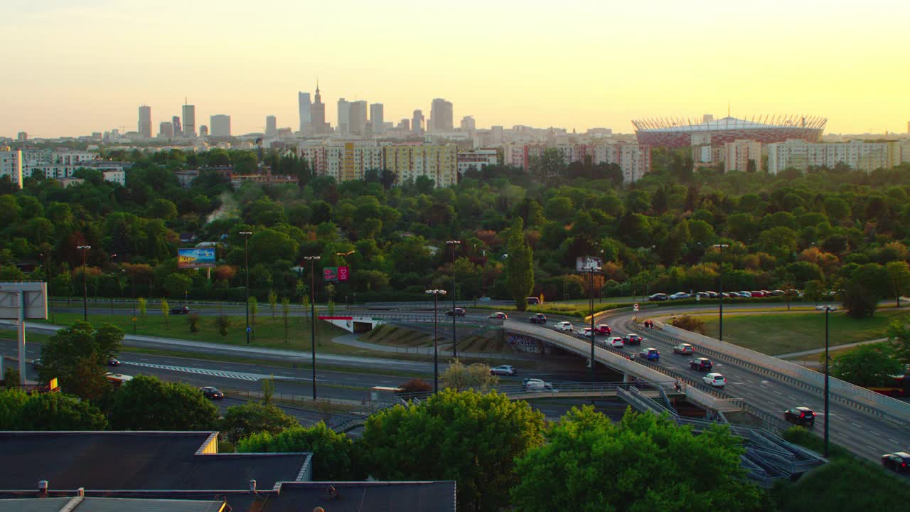 华沙鸟瞰图。日落时分，住宅区和远处摩天大楼的天际线视频下载