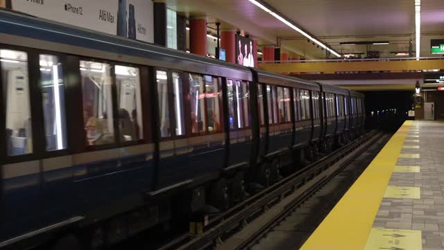 蒙特利尔地铁场景与火车到达视频下载