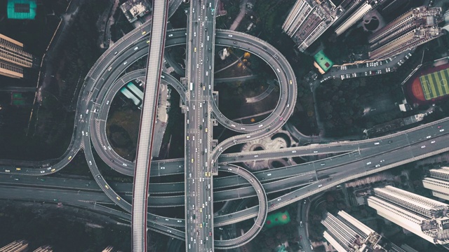 复杂立交桥及繁忙交通的天桥鸟瞰图视频下载