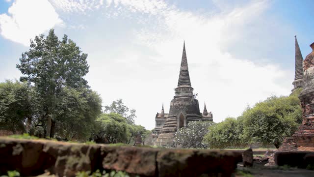 大城府历史公园(泰国语:อุทยานประวัติศาสตร์พระนครศรีอยุธยา(发音))涵盖了泰国大城府的旧城遗址。视频下载