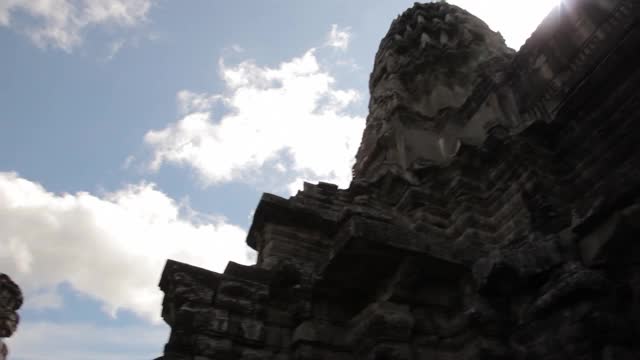 吴哥窟位于现在的暹粒镇以北5.5公里(3.4英里)，距离以前的首都巴汶稍南稍东不远。在柬埔寨的一个地区，有一个重要的古建筑群视频下载