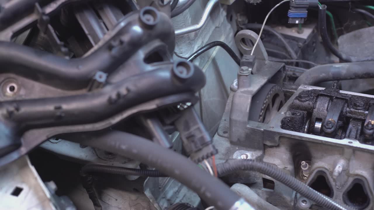 汽车发动机详细拆卸视频素材