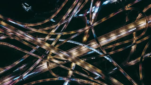 复杂立交桥及夜间交通繁忙的天桥鸟瞰图视频下载