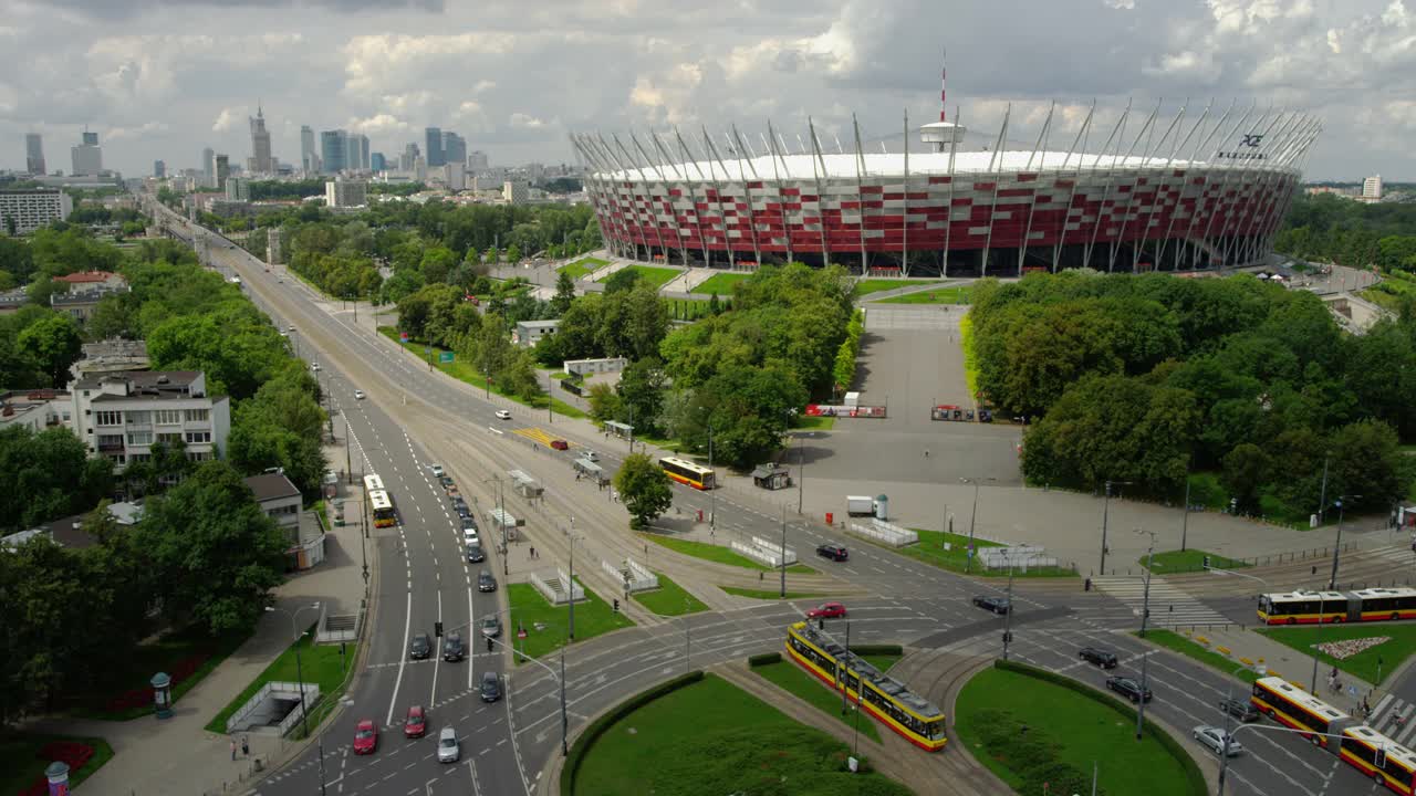 市中心鸟瞰图。大十字路口和华沙国家体育场视频下载