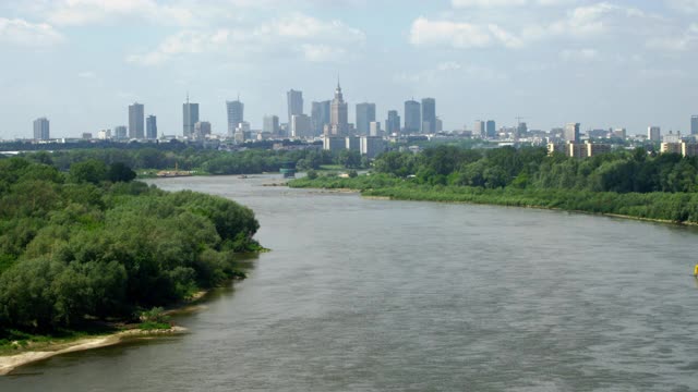 维斯瓦河畔的夏季景色。背景是华沙的天际线。无人机的观点视频素材