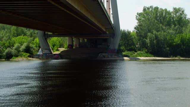 桥上车辆的鸟瞰图。高峰时段的维斯瓦河和华沙视频下载