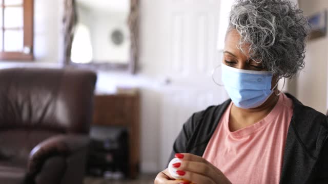 黑人老年妇女和护士家庭保健访问视频素材