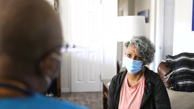 黑人老年妇女和护士家庭保健访问视频素材