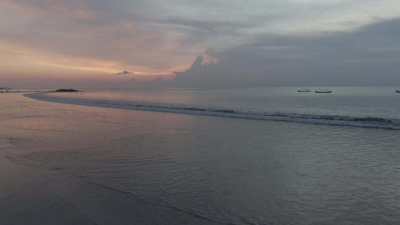 库塔海滩和海浪/巴厘岛，印度尼西亚视频下载
