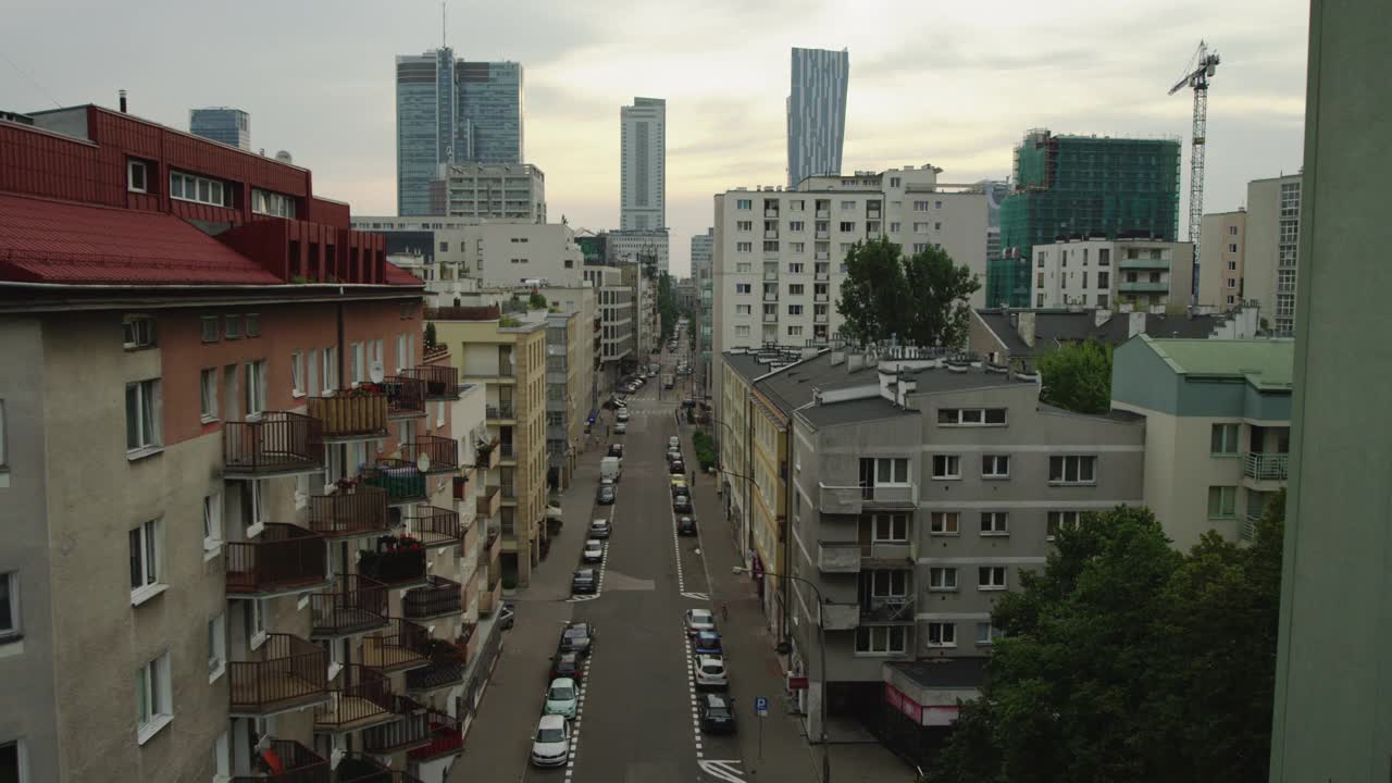华沙中心鸟瞰图。从上面看住宅和摩天大楼视频下载