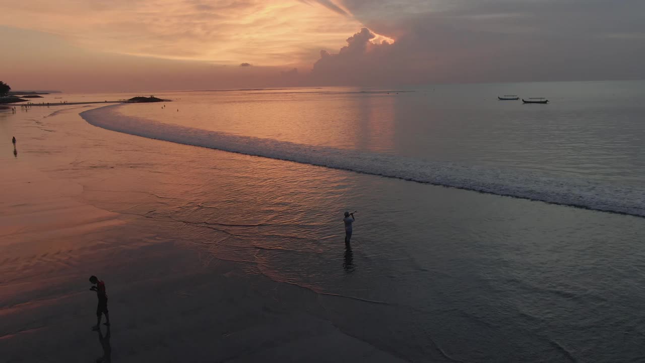 日落库塔海滩/印尼巴厘岛视频下载