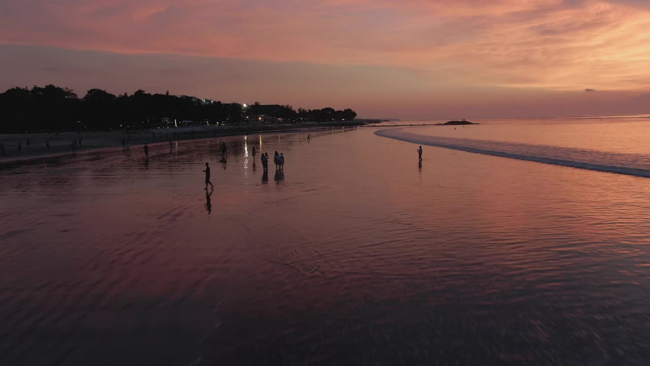 日落库塔海滩/印尼巴厘岛视频下载