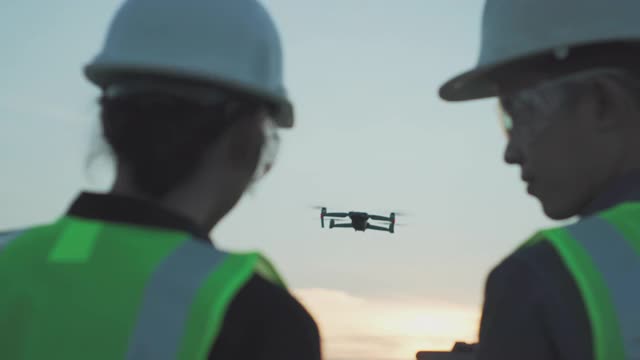 石油行业监督员和操作员用无人机检查建筑工地视频素材