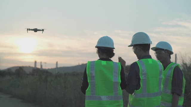 石油行业监督员和操作员用无人机检查建筑工地视频素材