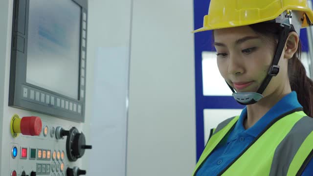 专业女员工操作数控机床。视频下载