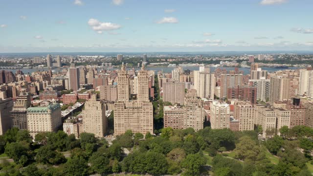 典型的纽约公寓大楼在棕色米色第一排的中央公园在夏天，鸟瞰图视频下载