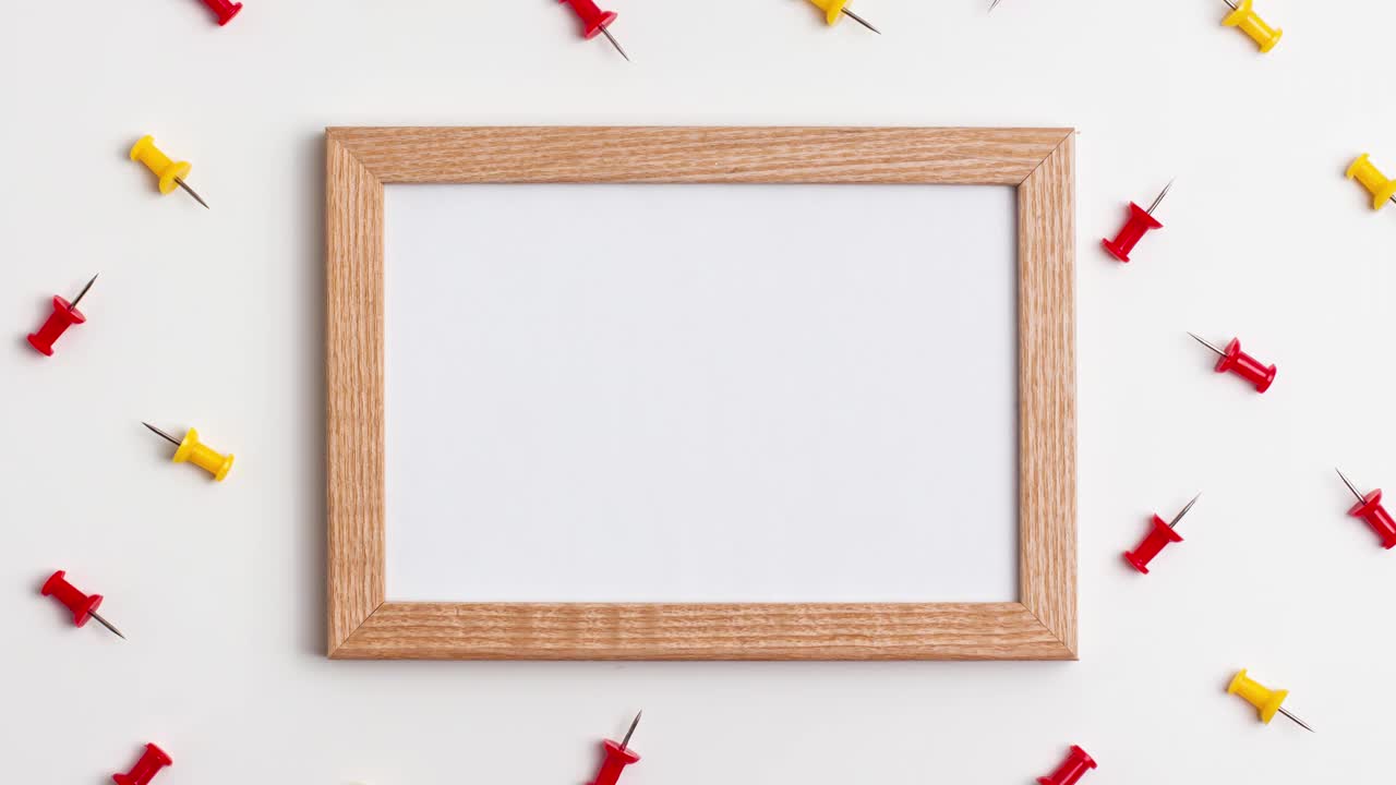 黄色红色图钉和木制框架在白色背景。定格动画平放俯视图。教育回到学校和在线学习的概念与复制空间视频下载