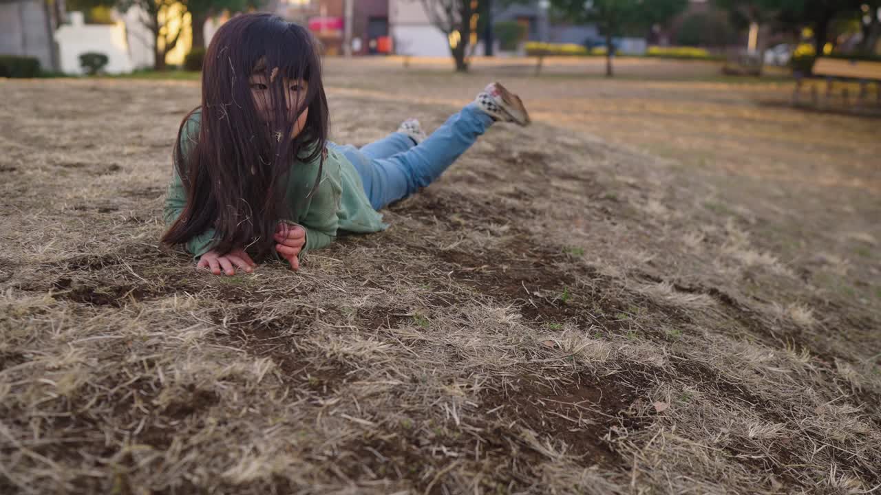 可爱的小女孩在公园里玩耍视频下载