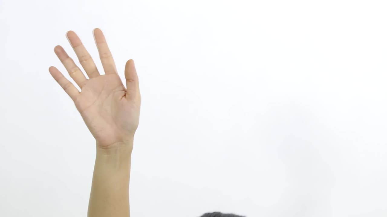 特写的女人的手显示挥手再见在白色的背景。视频素材