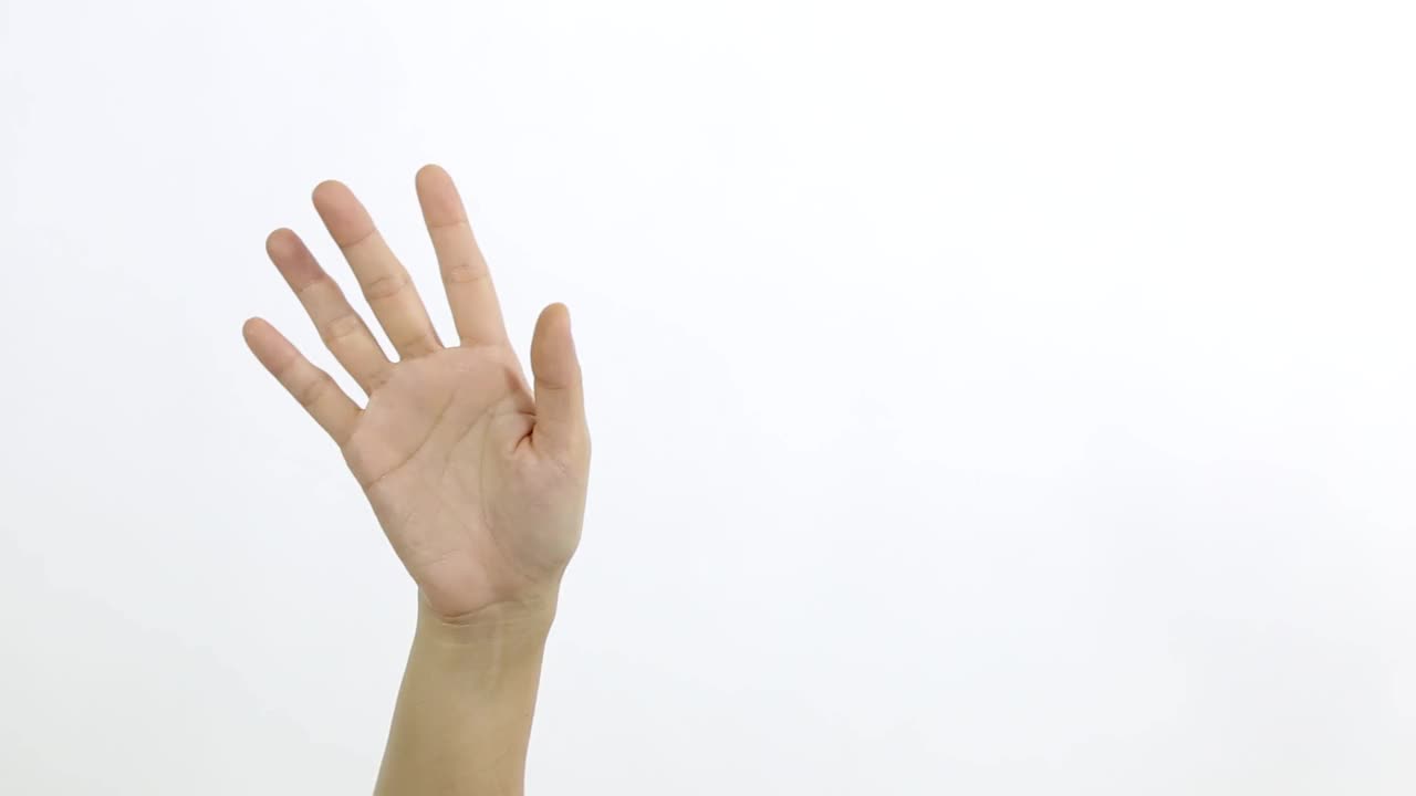 特写的女人的手显示挥手再见在白色的背景。视频素材