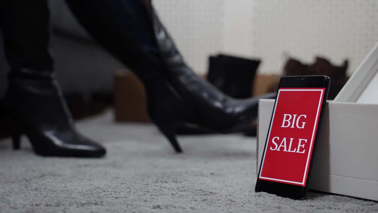 一名妇女在大减价时试穿鞋子。视频素材