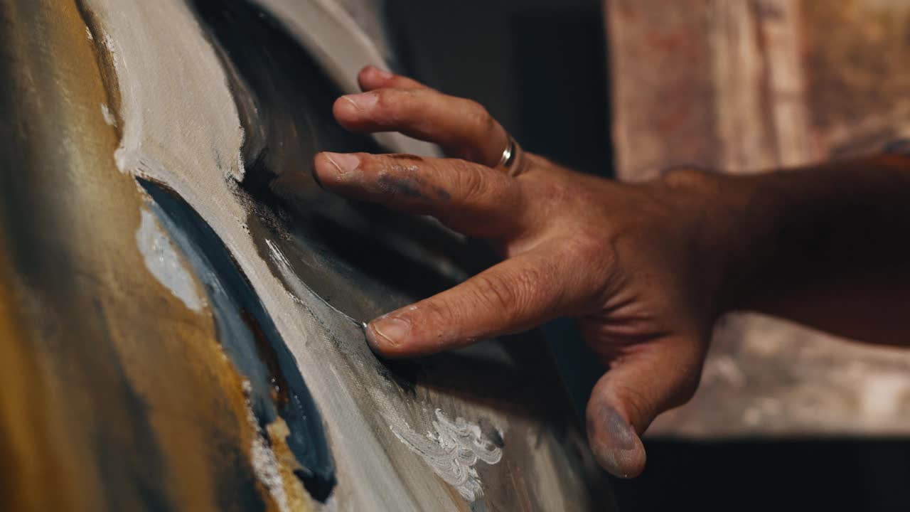 他创造了丰富多彩。性感的油画。用手指。视频素材