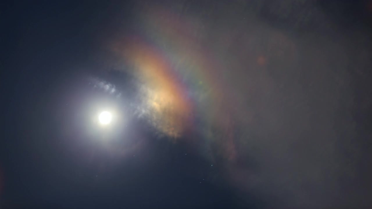 月亮使云变得五颜六色，像彩虹一样视频素材