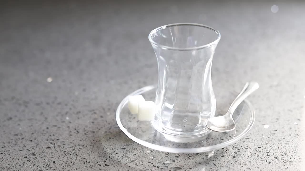 煮好的土耳其红茶从茶壶中倒出，传统热饮，动作缓慢视频素材