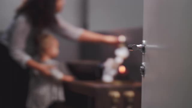 机架对焦拍摄母亲洗手，同时帮助女儿在浴室在家视频下载